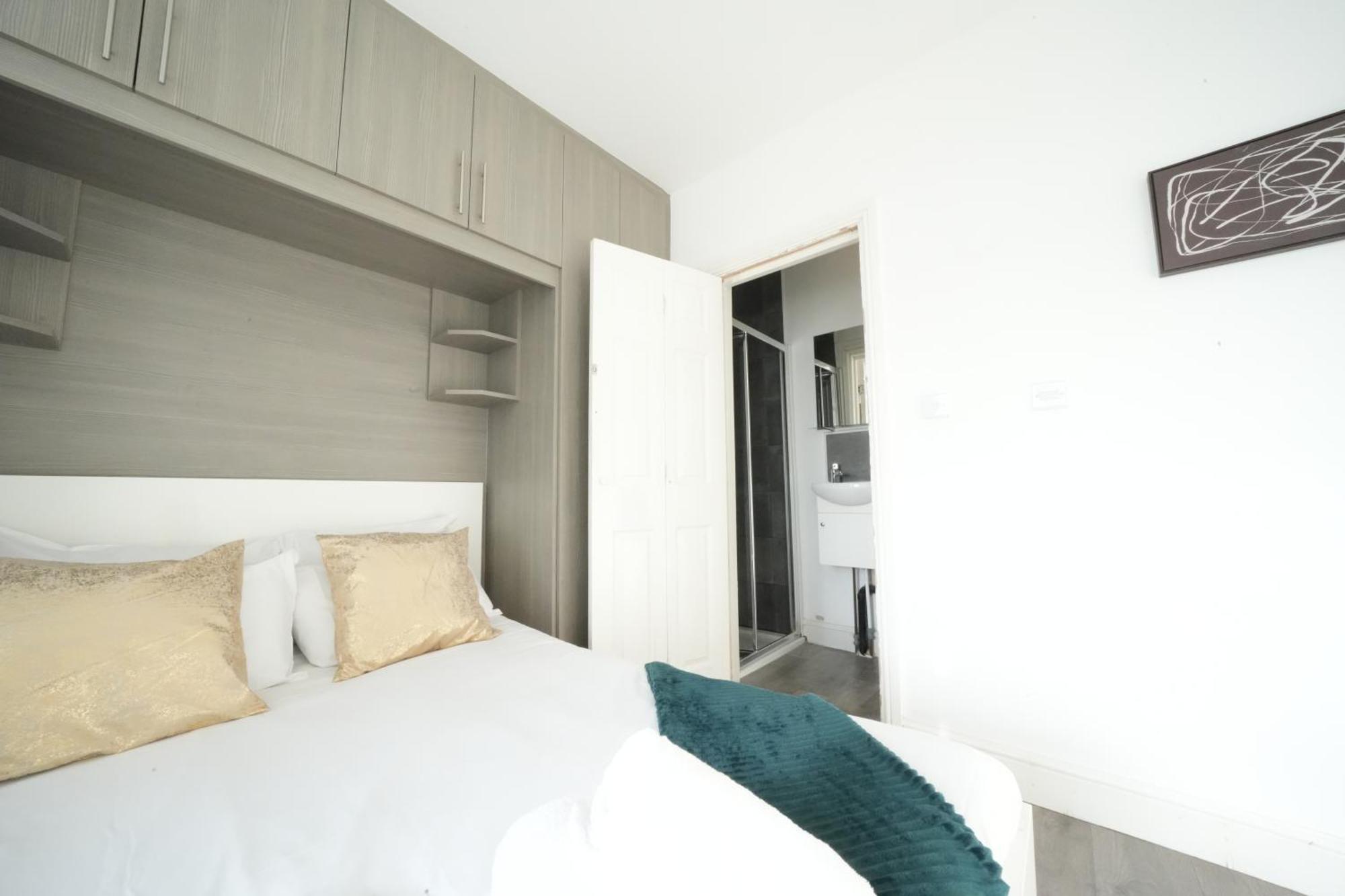 Grand Airport Ensuites Хармондсворт Экстерьер фото
